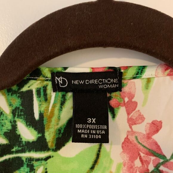 New Directions kimono.  Size: 3X (fits all sizes).  Has arm holes, satiny fabric - Picture 3 of 4